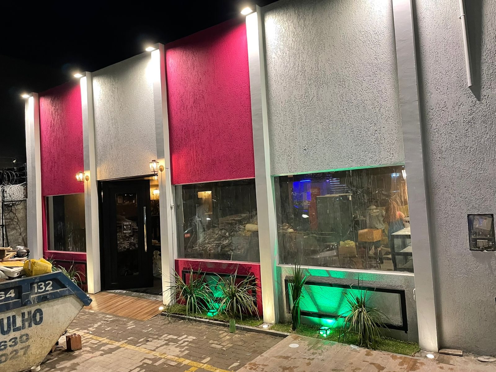 Fachada comercial reformada e iluminada em Teresina
