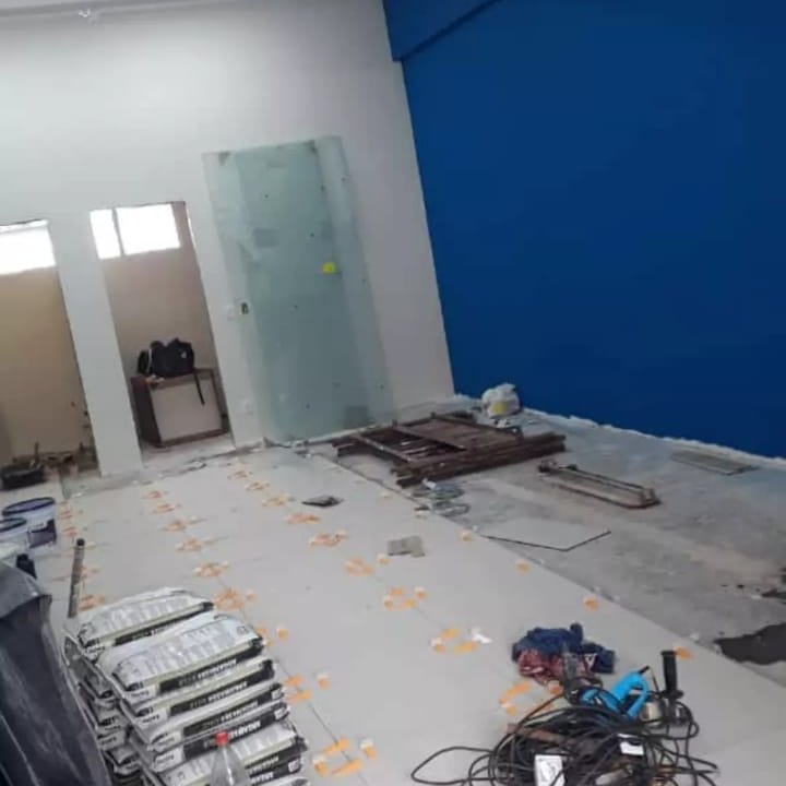 Assentamento de porcelanato em obra comercial em Teresina