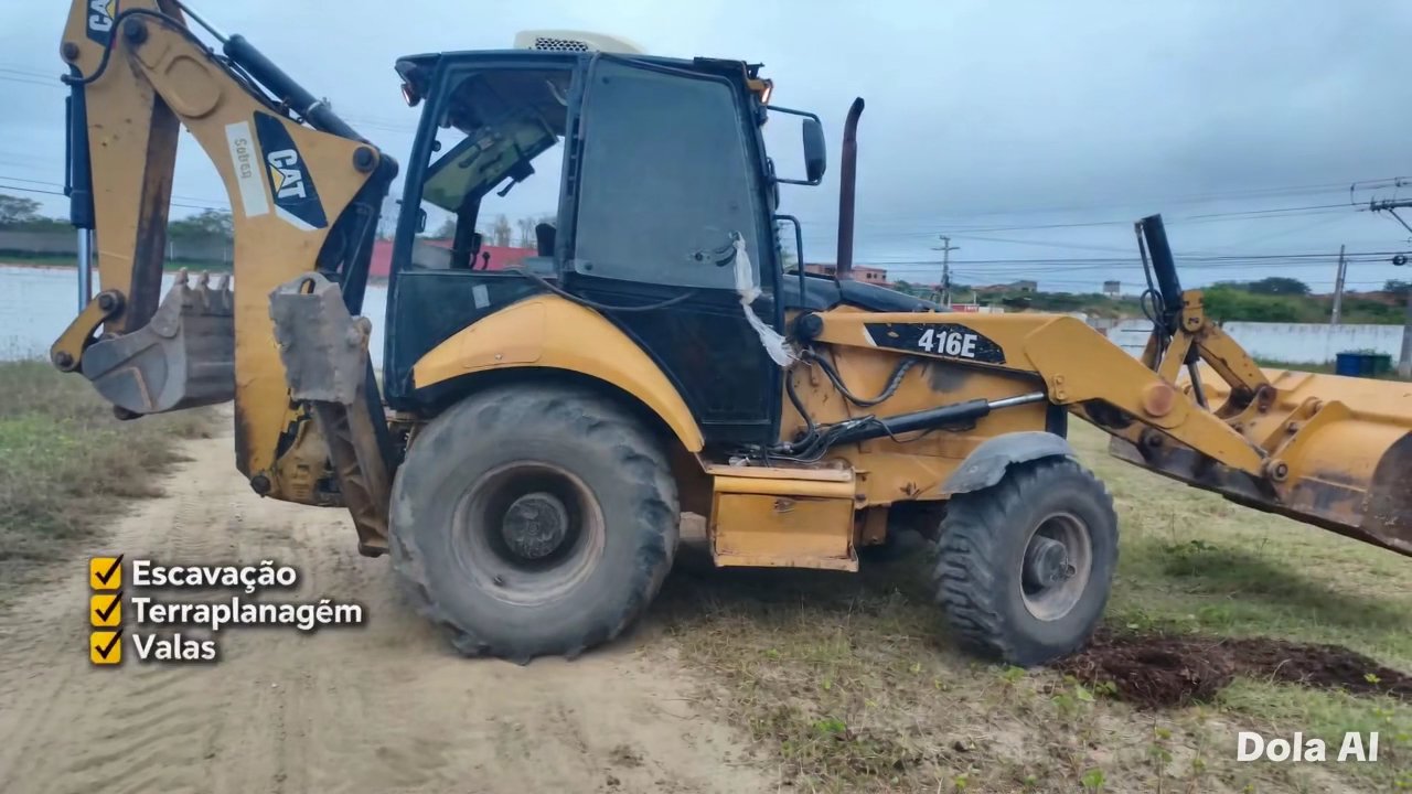 Retroescavadeira THE preparando terreno para obra em Teresina