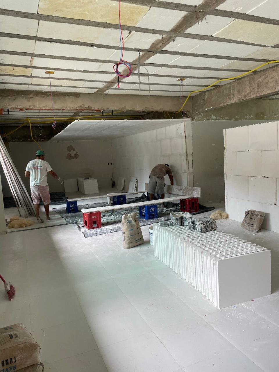 Forro de gesso em reforma comercial em Teresina
